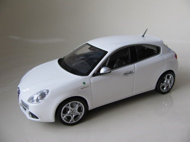 43 MINICHAMPS ALFA ROMEO GIULIETTA 2010  