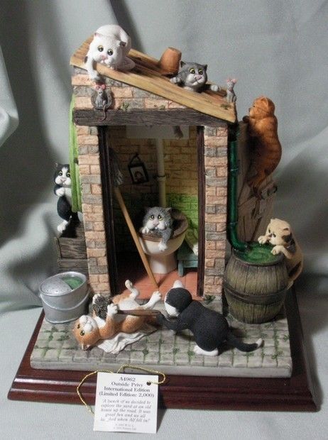   OUTSIDE PRIVY   LIMITED EDITION 25 cm TALL COMIC & CURIOUS CATS  