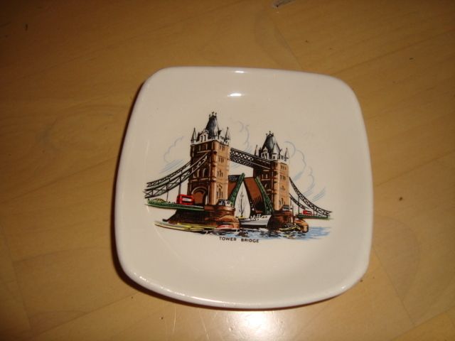 VINTAGE WADE TOWER BRIDGE DISH ENGLAND MUST L@@K 