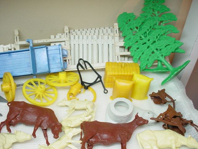 VINTAGE MARX ROY ROGERS & MISC PLAYSET ITEMS DALE EVANS PAT BRADY 