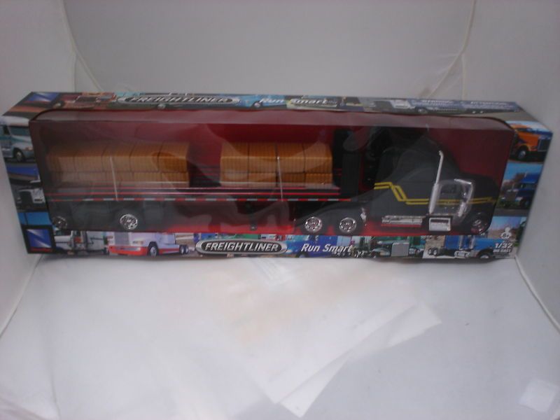 Freightliner Flatbed with Hay Bales SEMI TRUCK 1/32 NEW  