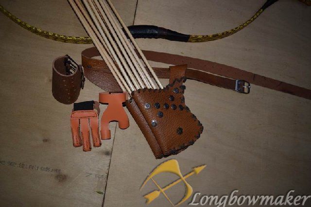   leather Quiver+12 wooden arrows 3 Leather arm guard +longbow  