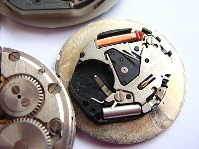 This watch is not running and this watch is defect and broken and sold 