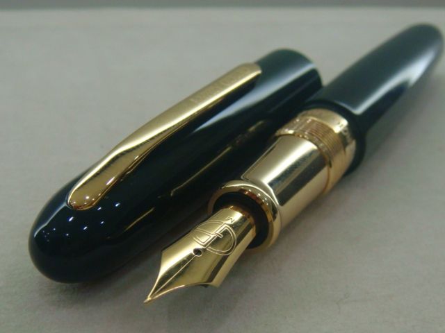 Tibaldi Giorgio Armani Montenapoleone Fountain Pen GRN  